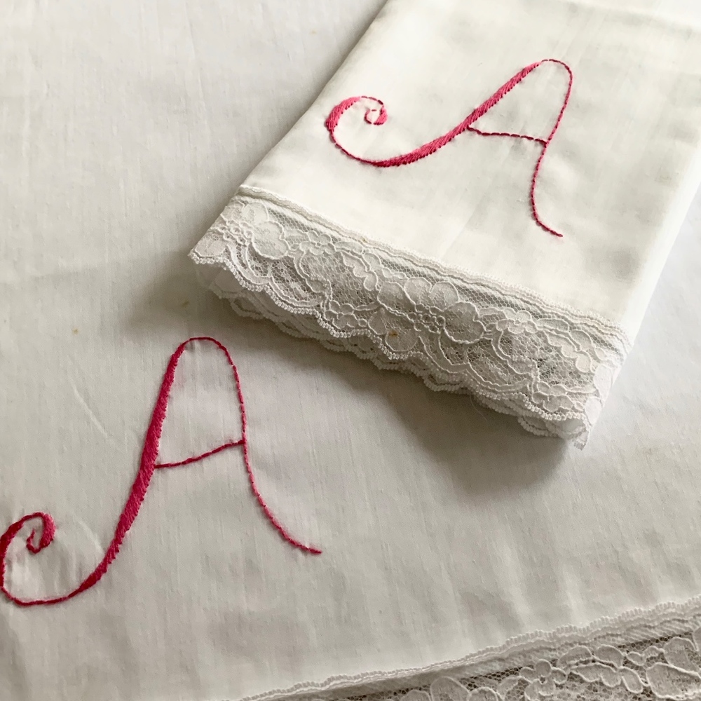 ☃️ 🎁 PILLOWCASES- KING - A- NWOT- GIFT